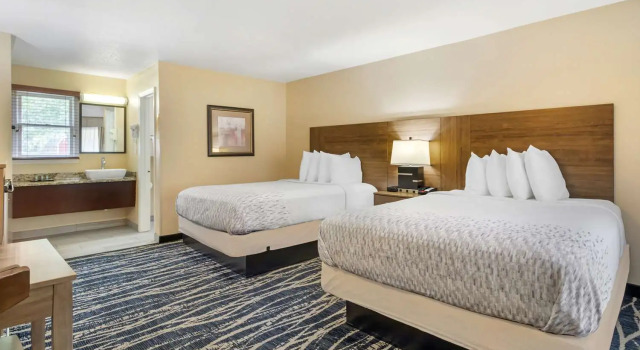 Четырёхместный номер Standard с видом на горы Best Western Mountainbrook Inn Maggie Valley