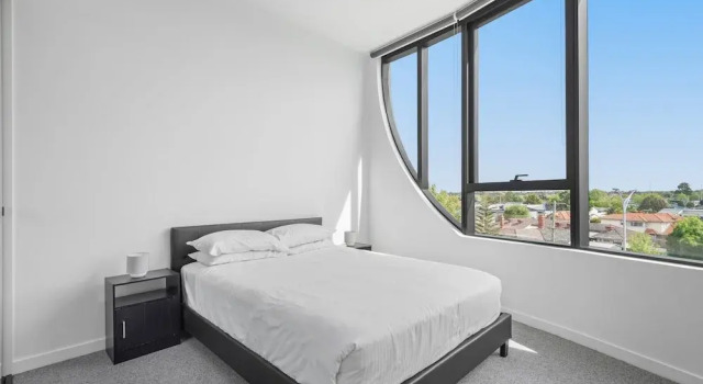 Generous 2-bed Apartment With Great Amenities, Book Apartment Melbourne 