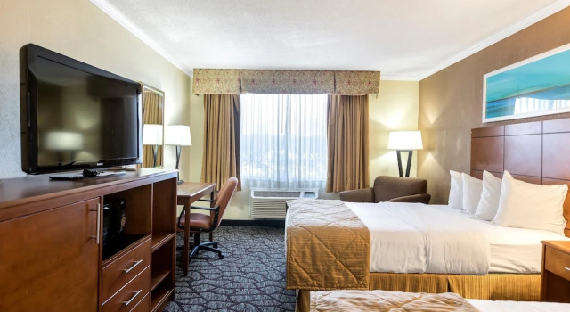 Четырёхместный номер Standard с видом на внутренний двор Clarion Hotel Detroit Metro Airport