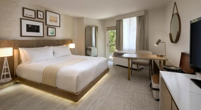 Номер Standard с балконом и с видом на сад The Belamar Hotel Manhattan Beach, Tapestry by Hilton
