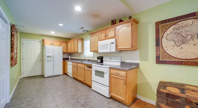 Коттедж Candler Home w/ Large Deck: Hike, Bike & Unwind!