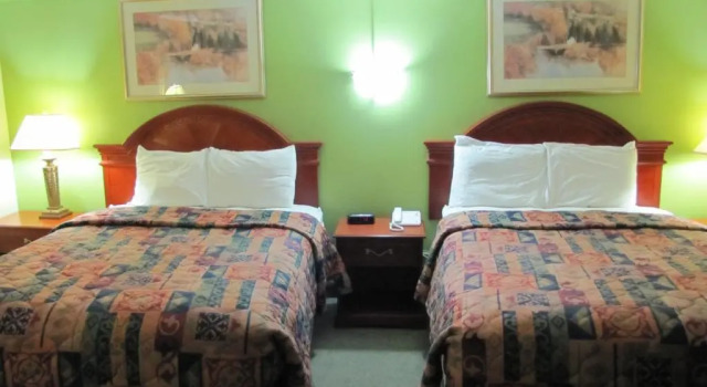 Четырёхместный номер Standard Цокольный этаж Northland Motel