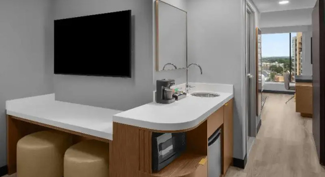 Четырёхместный люкс Embassy Suites By Hilton Madison Downtown