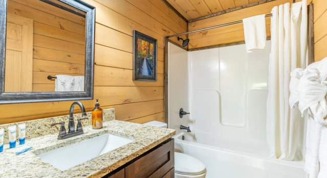 Коттедж The Wacky Woodpecker by Avantstay Game Room, Private Hot Tub, & Pool Access!