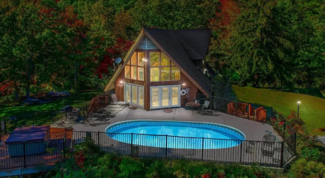 Коттедж SmokyStays Private Pool Chalet