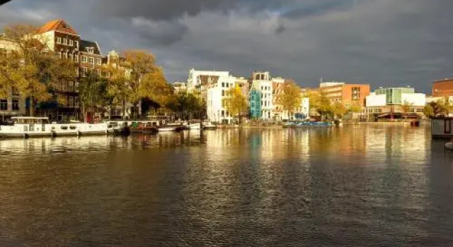 Rembrandt Square Houseboat, Забронировать Отель Амстердам - центр города Амстердам, рядом с Музей фотографии FOAM