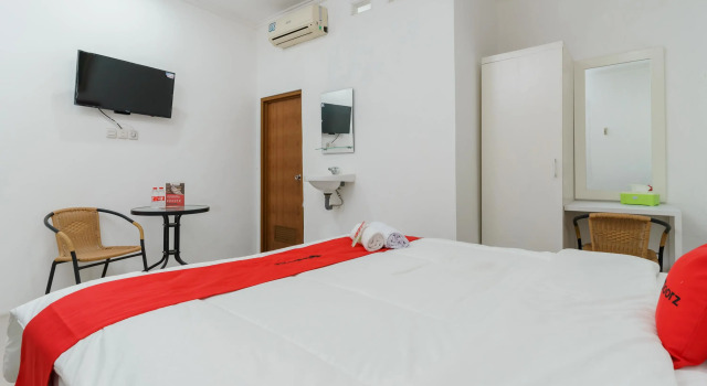 RedDoorz Syariah near Universitas Borobudur, Book Hotel Jakarta Jakarta Province