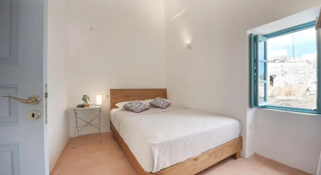 Коттедж с 2 комнатами Santorinio Yellow House