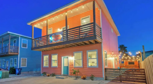 Backyard Tiki Bar, Walk to the Beach, Pool Cabana Cheeky Tiki by Avantstay