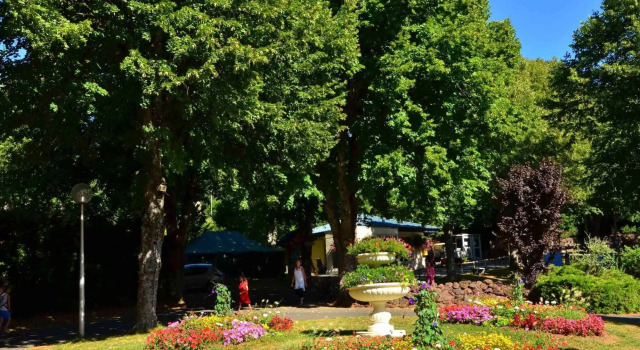Camping L'Europe, Rezerwuj Pole kempingowe Hotele w Massif du Sancy z basenem, Basen
