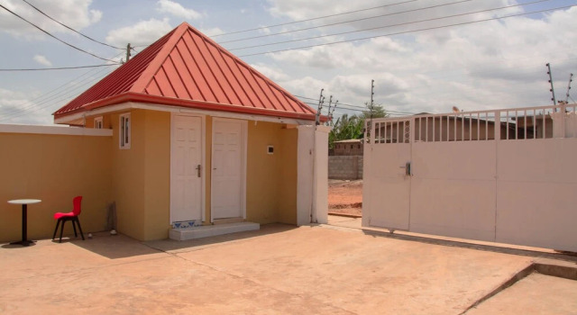 Huford Lodge, Prenota Hotel Adenta Tema