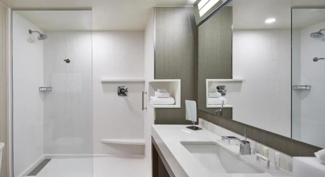 Двухместный номер Standard с видом на воду Courtyard by Marriott Albany Troy/Waterfront