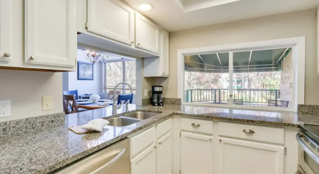 Апартаменты с 2 комнатами с балконом 2 Mi to Beach: Condo w/ Pool Access in Hilton Head