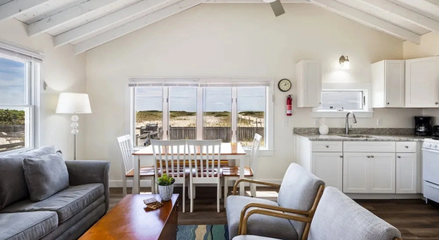 Коттедж с 2 комнатами с видом на океан Truro Beach Cottages