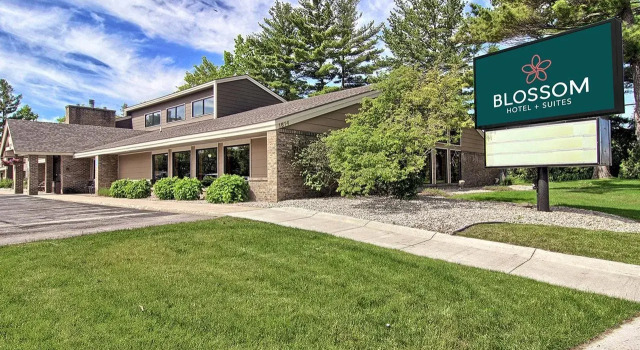 Blossom Hotel & Suites Traverse City