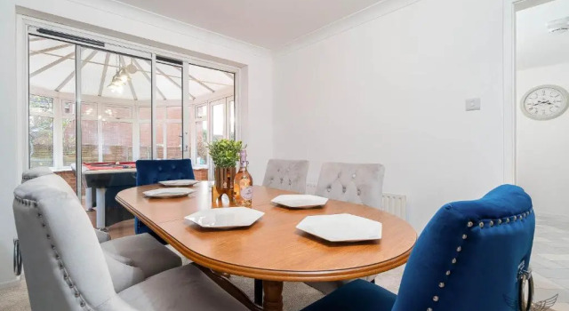 Коттедж WILLIAM HOMES - COOMBE ABBEY, Free Parking, King BED, NETFLIX & Pool Table