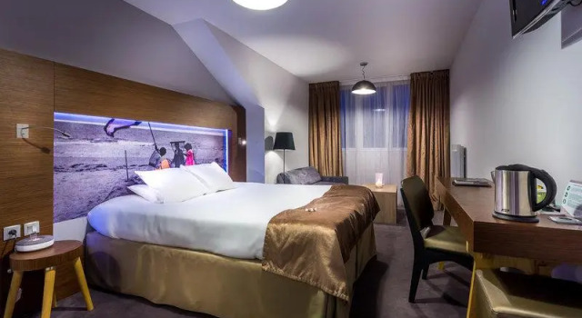 Кровать в общем номере Best Western Hôtel Garden and Spa