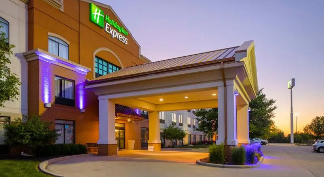 Четырёхместный номер Standard Holiday Inn Express Bloomington West by IHG