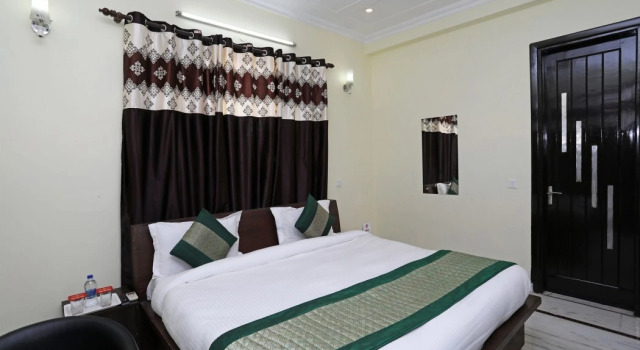Oyo 11606 Hotel Diplomat Residency