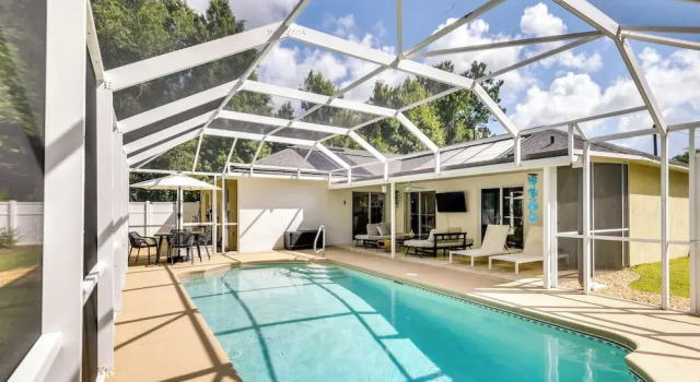 Lanai & Fire Pit: Peaceful Palm Coast Home!, Забронировать Дом для отпуска Коттеджи Палм-Кост, Коттедж