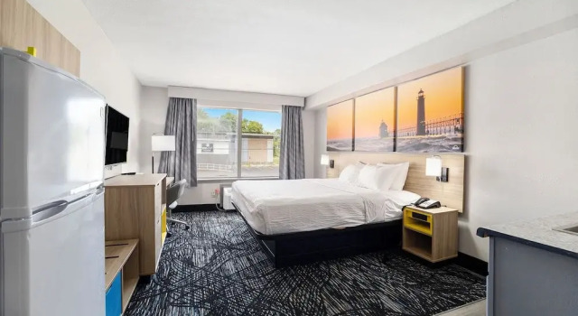 Номер Deluxe Days Inn & Suites by Wyndham Norton Shores Muskegon