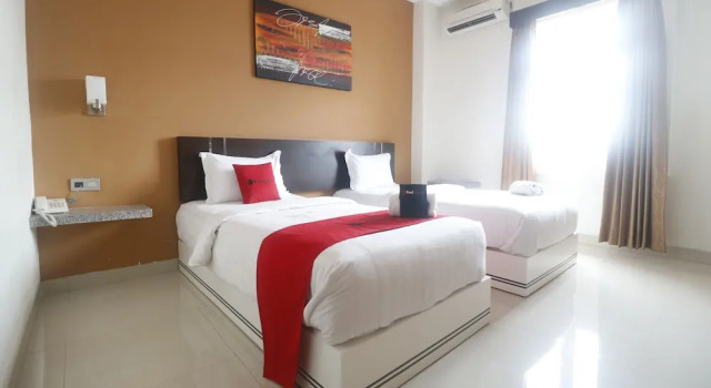 RedDoorz Plus near Universitas Negeri Makassar, Book Hotel Hotels in Sulawesi with Parking, Parking