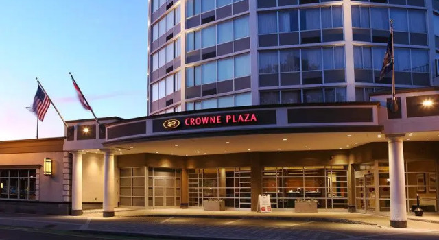 Кровать в общем номере Crowne Plaza Syracuse
