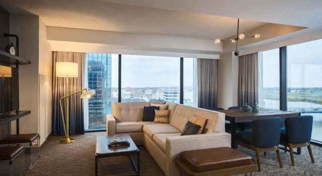 Люкс Renaissance Toledo Downtown Hotel