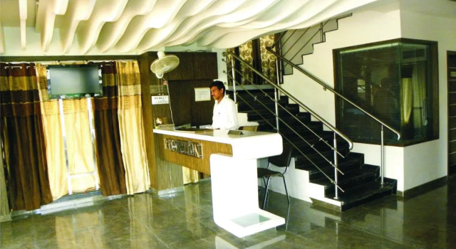 Hotel Shradha Saburi Palace, Забронировать Отель Ширди штат Махараштра