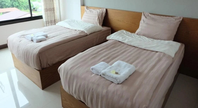 Charoenporn Hotel, Varaa Hotelli Hotellit North-Eastern Thailand pysäköinnillä, Pysäköinti