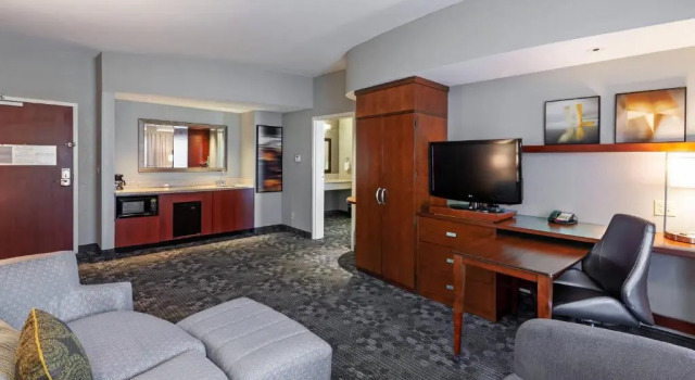 Двухместный люкс c 1 комнатой Courtyard by Marriott Tulsa Woodland Hills