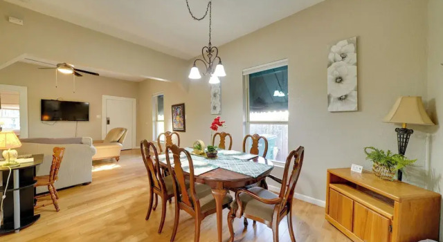 Walk to Alamodome! Pet-friendly Home w/ Yard, Rezerwuj Dom wakacyjny Domki letniskowe w Bexar County, Domek
