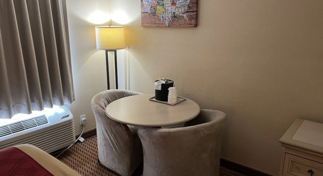 Люкс Econo Lodge Inn & Suites Walnut