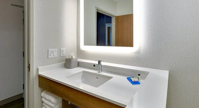 Четырёхместный люкс Holiday Inn Express & Suites Plano East - Richardson by IHG
