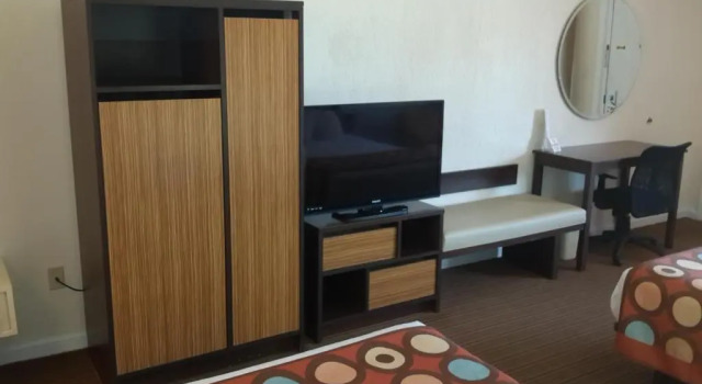 Четырёхместный номер Deluxe с видом на бассейн Super 8 by Wyndham Homestead Florida City Gateway to Keys