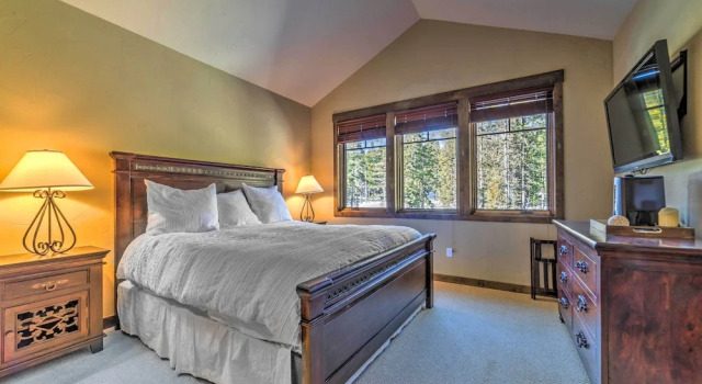 Central Mammoth Lakes Townhome ~ 1 Mi to Slopes