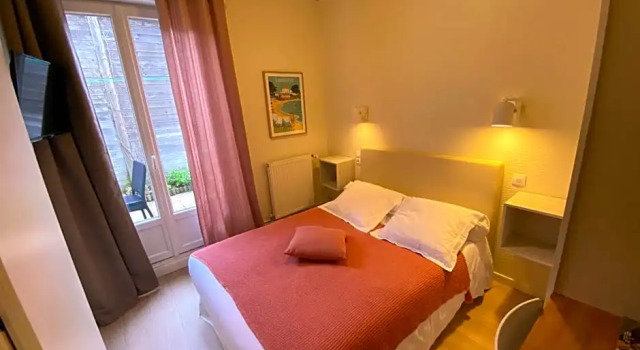 Одноместный номер Standard с видом на сад Hôtel de charme & SPA Villa Cosare sur la promenade bord de plage 20m de la mer