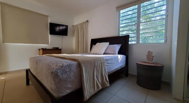 Aguadilla Waves Apt with electricity water AC WIFI 8 minute walk from Crashboat beach, Rezervovat Hotel Hotely v Aguadilla s parkováním, Parkování