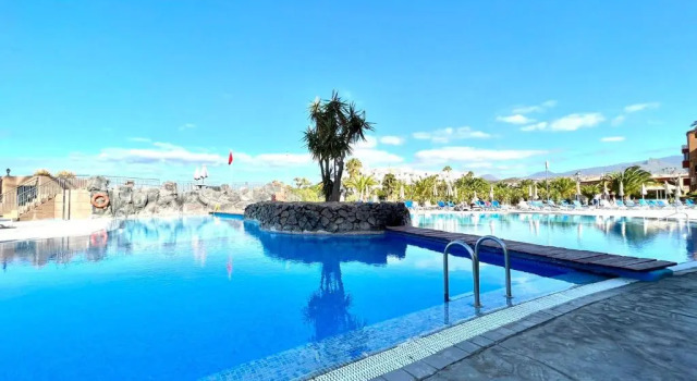 Apartamento T1C con AC, Wifi, vistas a oceano o piscina en Tenerife Sur, Забронировать Апартаменты/квартира Отели Сан-Мигель-де-Абона с парковкой, рядом с Playa Amarilla, Парковка