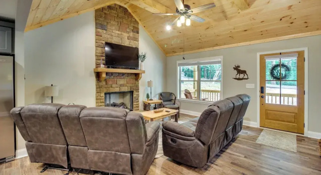 Ellijay Retreat w/ Access to Community Pools!, Buchen Sie Hotel Ellijay 
