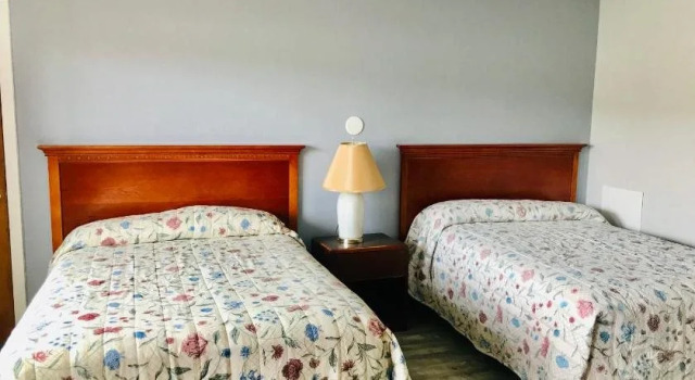 Legacy Inn and Suites, Забронировать Отель Лейк-Джордж Adirondack Mountains, рядом с Музей «Форт Уильям-Генри»