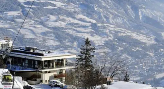 LOuka, Забронировать Отель Юверне-Фур Ubaye Valley, рядом с Гондольный подъемник Моланес