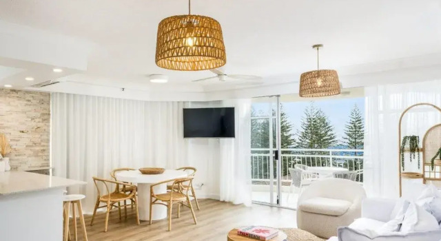 Апартаменты Luxury Ocean View Coastal Haven in Burleigh