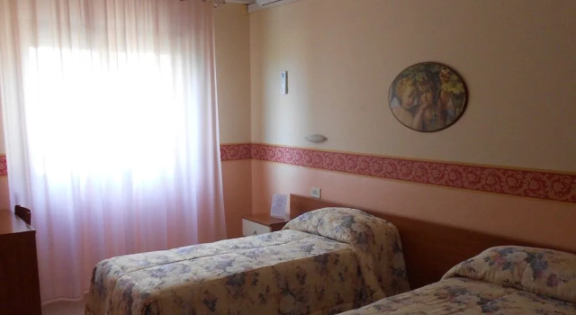 Hotel De La Ville, Varaa Hotelli Carpino Foresta Umbra