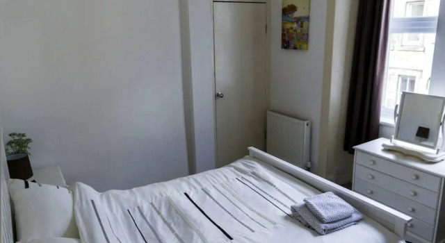 Spacious 2 Bedroom Holyrood Flat With Great Views, Забронировать Апартаменты/квартира Апартаменты Эдинбурга, рядом с Холирудское абатство, Апартаменты/квартира