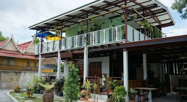 Кровать в общем номере Ayutthaya Antique Homestay
