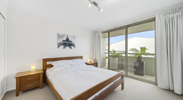 Bright 2-bed With Private Balcony