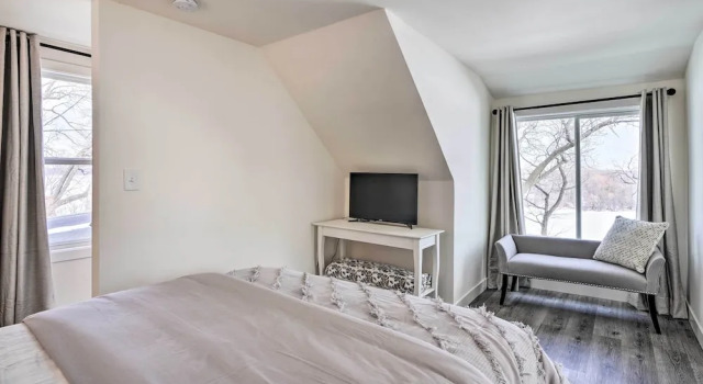 Cozy Plymouth Cottage w/ Medicine Lake View!, Varaa Lomakoti Hotellit Minnesota pysäköinnillä, Pysäköinti