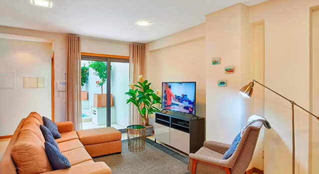Beautiful Town Centre Apartment with Shared Pool
