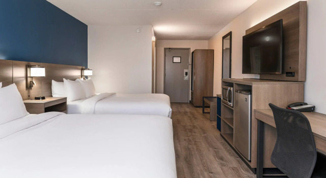 Четырёхместный номер Standard Comfort Suites Kingston Central